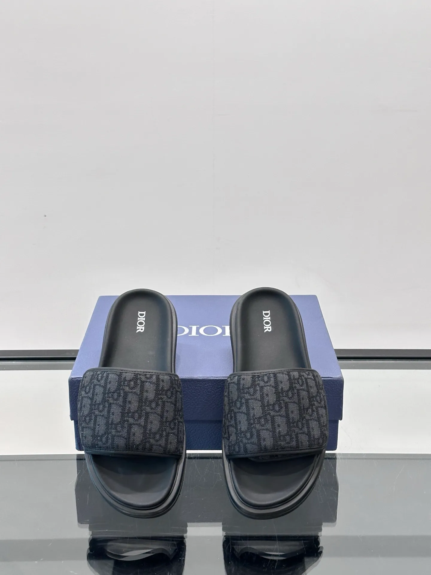 Factory price: 280💰𝐂𝐡𝐫𝐢𝐬𝐭𝐢𝐚𝐧 𝐃𝐢𝐨𝐫 Dior's latest popular sandals, classic upgraded Velcro sandals, original replicas, super durable and versatile, very comfortable on the feet, slimming and white, original cowhide leather upper, sheepskin lining Original d hardware buckle Original molded T men's shoes 💰U outsole Size: 38-44 (.45.46 customized)